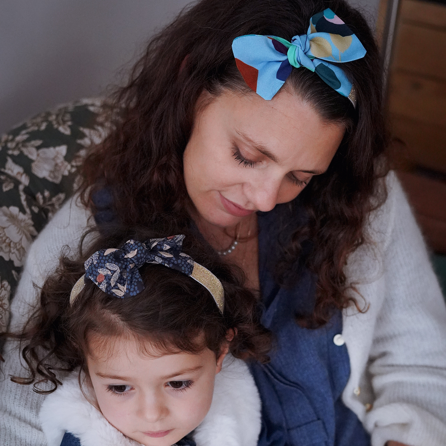 Bandeaux élastiques colorés bleu denim et turquoise dans les cheveux d'une maman et de sa petite fille