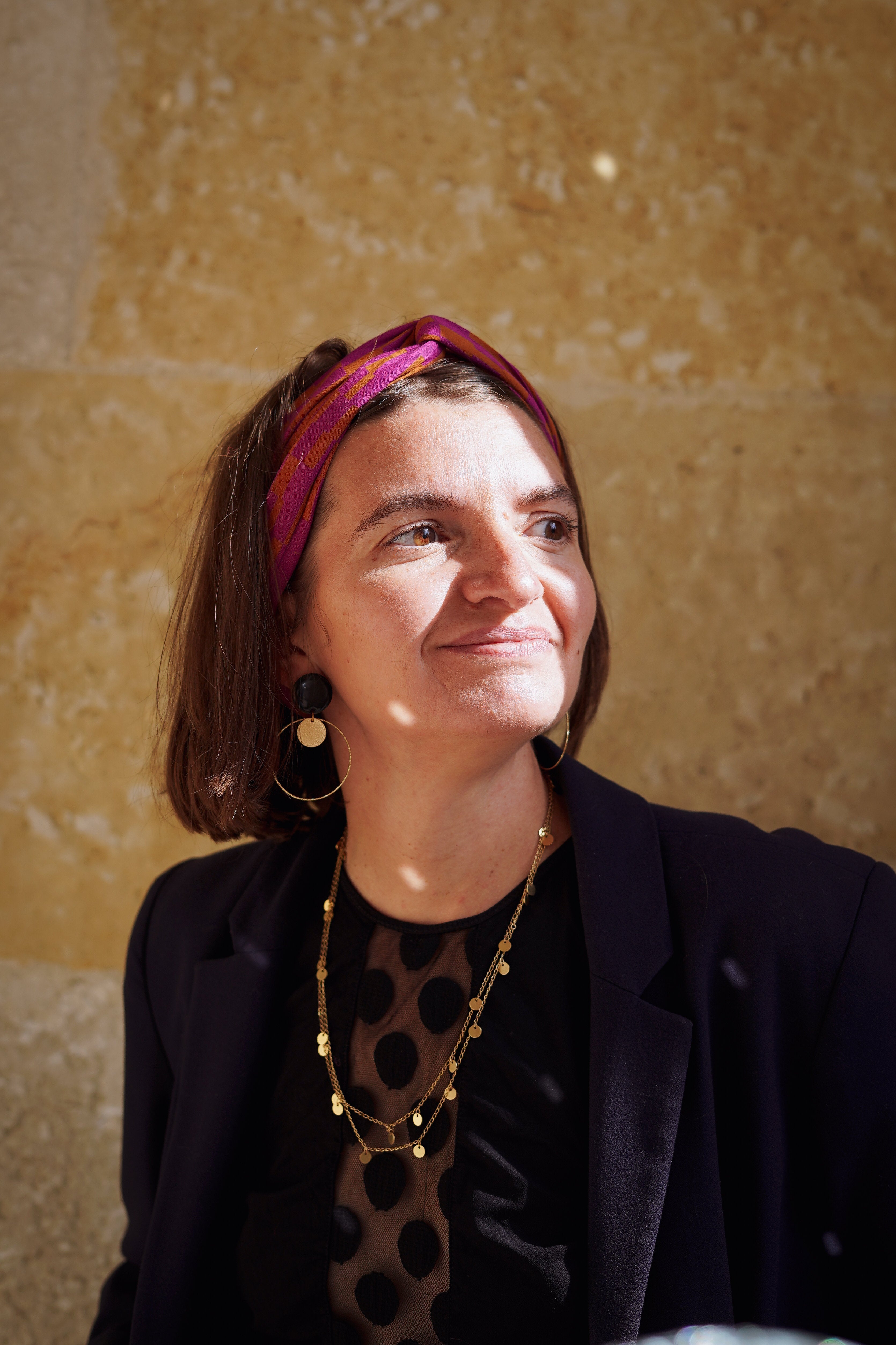 Bandeau ceinture fin bleu marine élégant et coloré noué dans les cheveux longs et blonds avec frange