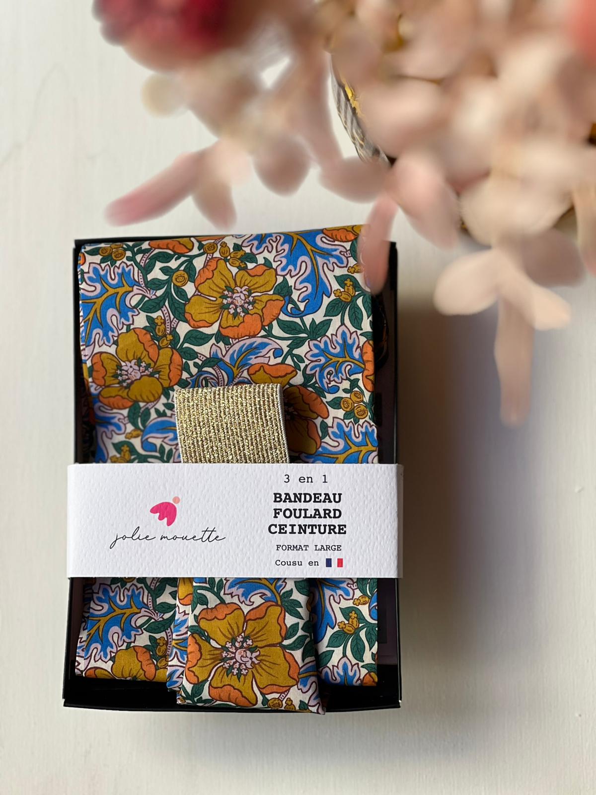 Bandeau ceinture large en couleur liberty fleuri rose noué dans des cheveux chatain courts