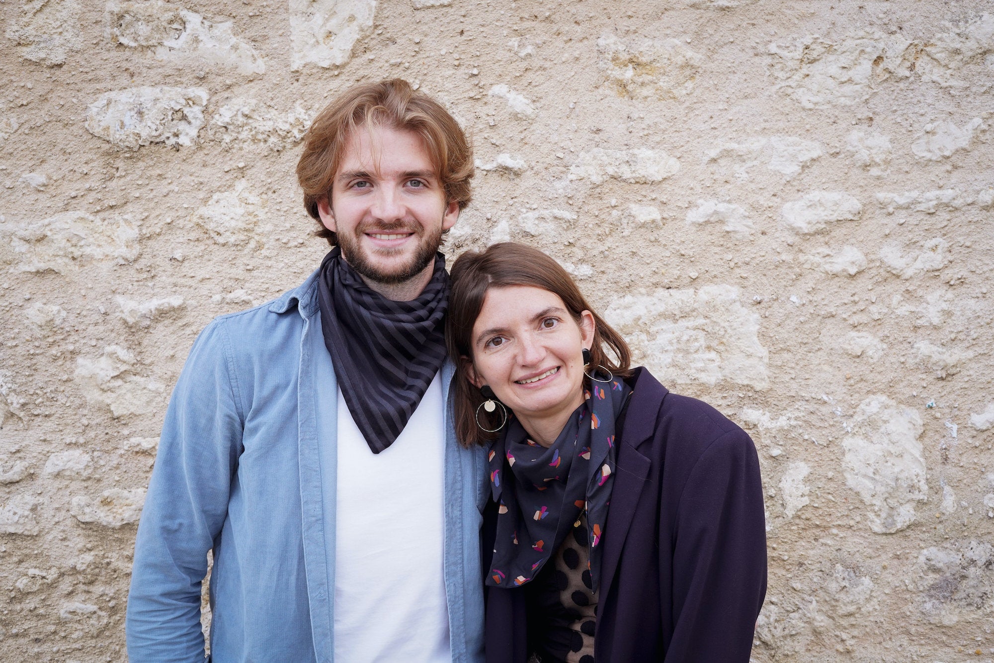 Charlotte et Gautier, les fondateurs de Jolie Mouette, avec un foulard autour du cou